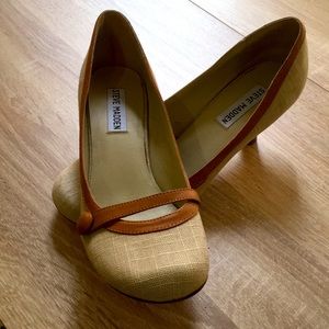 Pump heel shoe with closed toe. Size 7.5M.